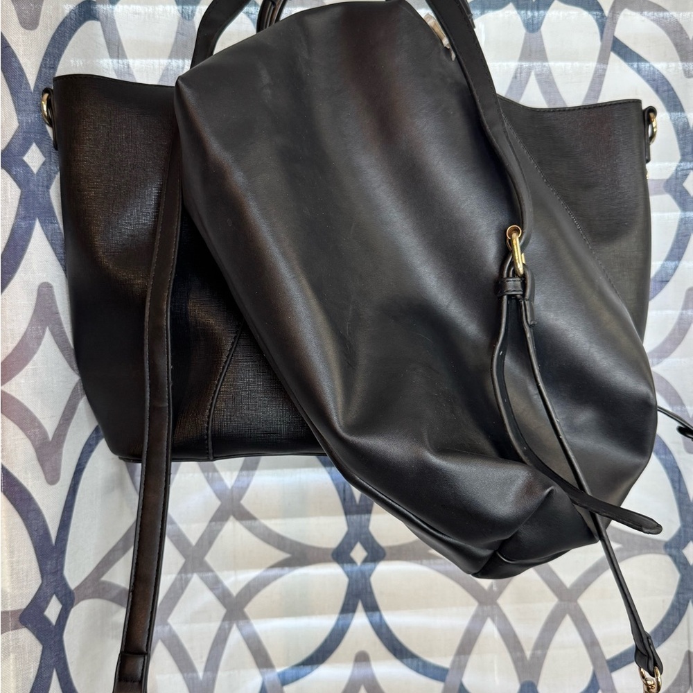 Elegant Black Handbag with Gold Accents - Picture 4 of 6